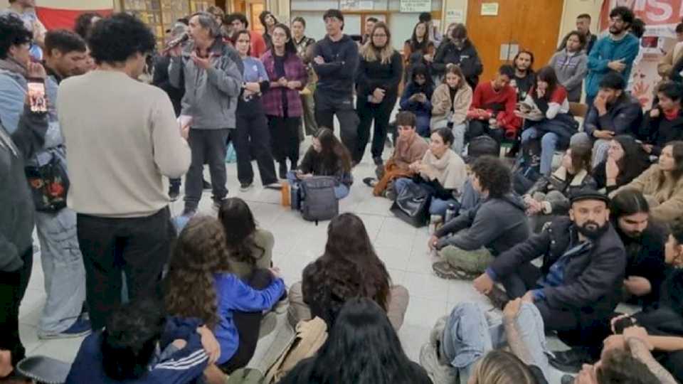 Estudiantes, docentes y no docentes tomaron la Facultad de Filosofía