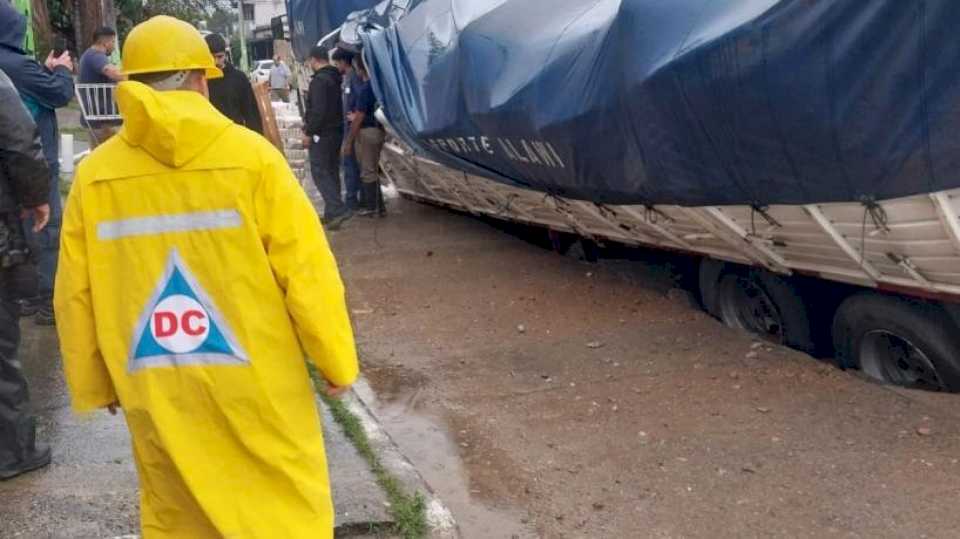 «por-una-falla-estructural»:-un-camion-fue-«tragado»-por-el-pavimento-en-un-barrio-al-sur-de-san-miguel-de-tucuman