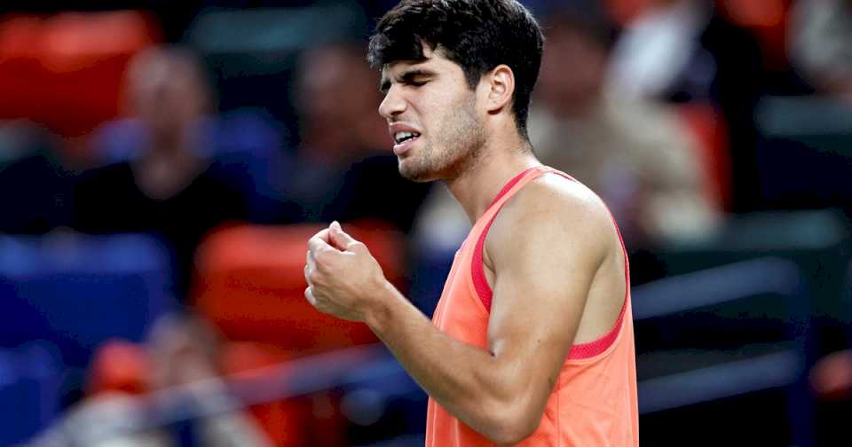 En el día del adiós de Rafael Nadal, Carlos Alcaraz cayó ante Tomas Machac, 33 del mundo, y se despidió del Masters 1000 de Shanghai