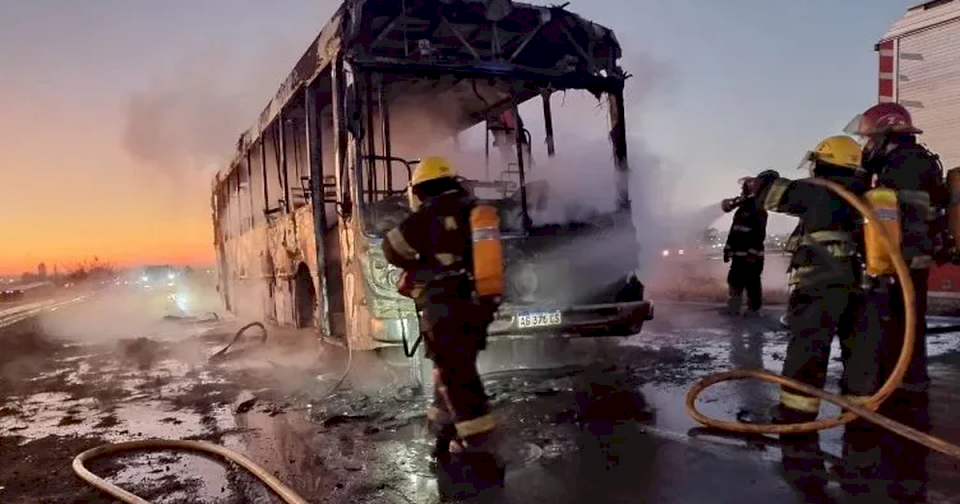 fotos-y-video:-un-colectivo-se-incendio-en-pleno-acceso-este