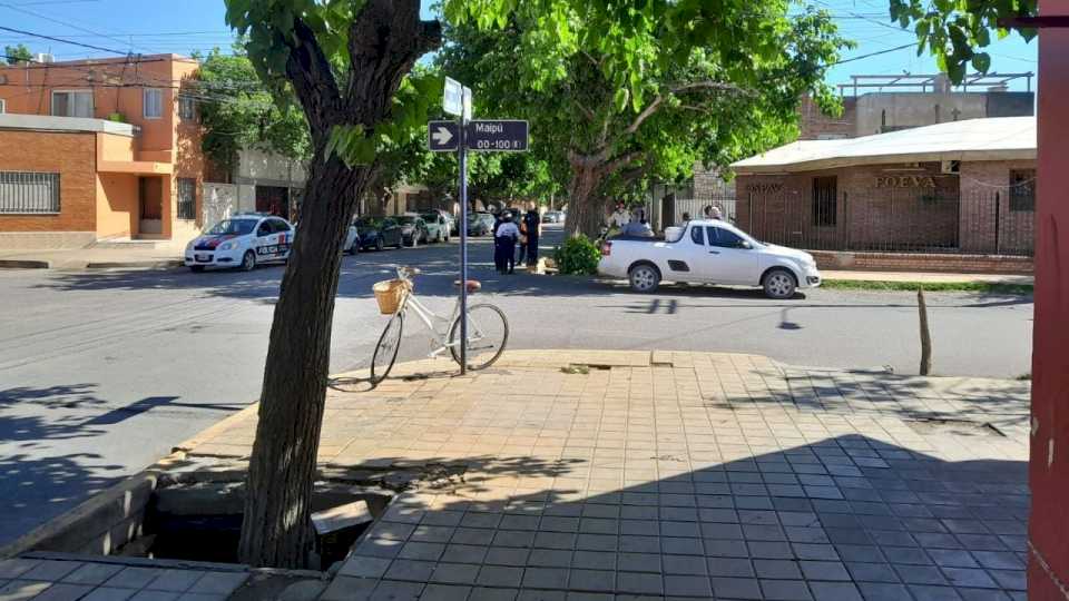 Chocaron a una ciclista en Capital: la tuvieron que hospitalizar