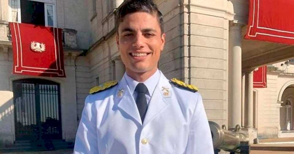 Mitad sal gruesa y mitad vino tinto: el vaso para los tres «nuevitos» en un bautismo mortal en el Ejército