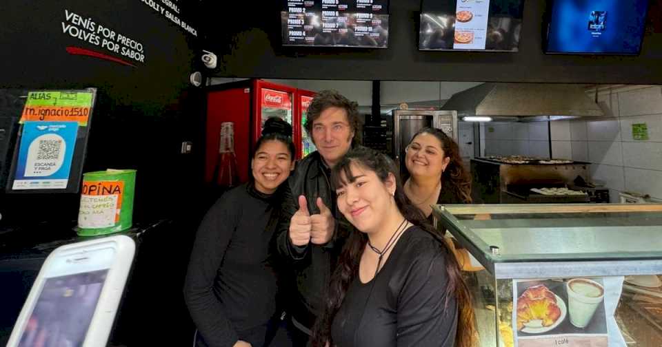 Javier Milei visitó el local de empanadas de Congreso donde se refugió el youtuber Fran Fijap en medio de la protesta universitaria: hubo insultos