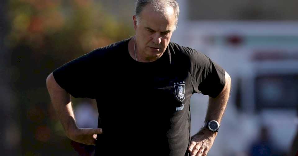 marcelo-bielsa-tuvo-su-primer-cara-a-cara-con-los-jugadores-de-uruguay-para-aclarar-los-dichos-de-suarez-y-se-juraron-«mirar-para-adelante»