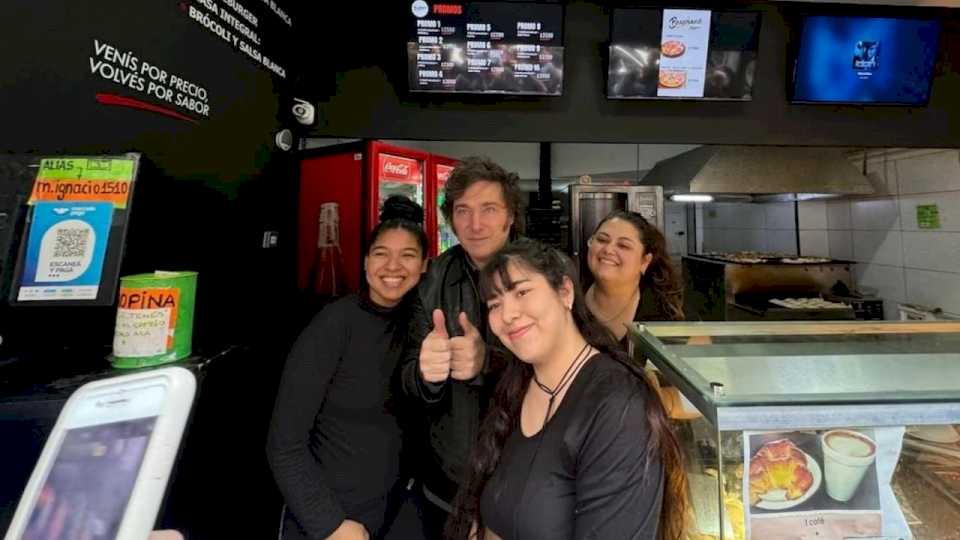 Javier Milei visitó el local de empanadas donde se refugió el youtuber libertario que fue agredido en el Congreso