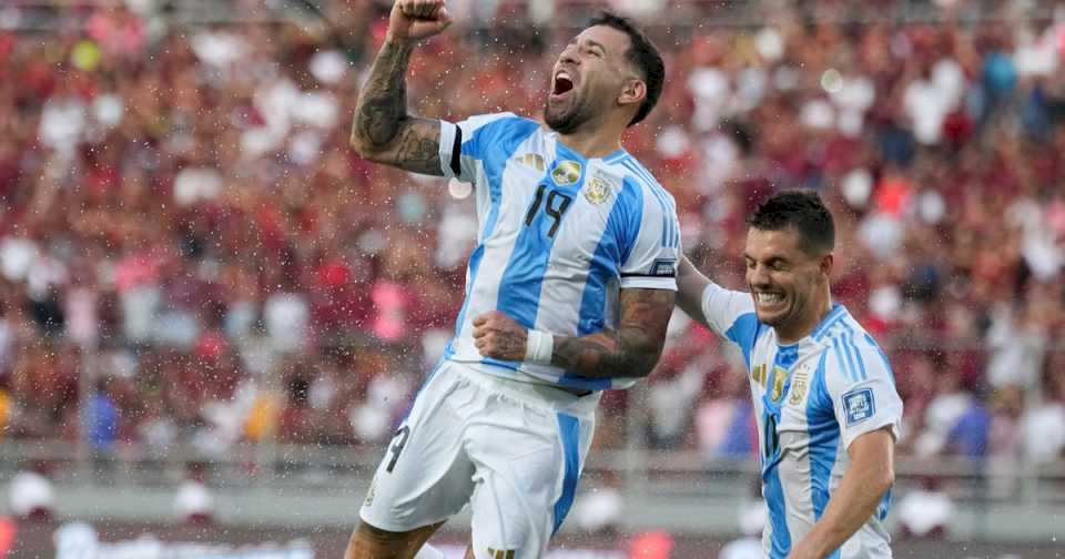 asi-fue-el-gol-de-otamendi-para-la-seleccion:-centro-de-messi,-error-del-arquero-y-un-rebote-con-fortuna