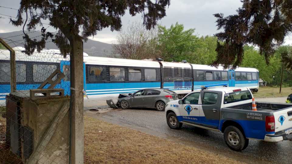 otro-choque-en-la-via:-un-auto-embistio-al-tren-de-las-sierras