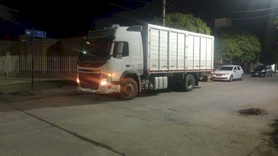 villa-mercedes:-corrio-una-valla-y-hundio-su-camion-en-una-obra-recien-terminada