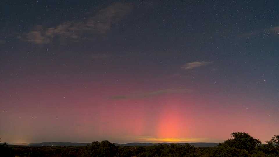 las-auroras-boreales-visten-el-cielo-de-los-pedroches-en-un-espectaculo-unico