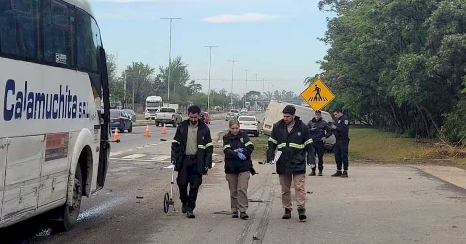 Un conductor atropelló y mató a un chico que esperaba el colectivo por querer pasar a otro coche por la banquina