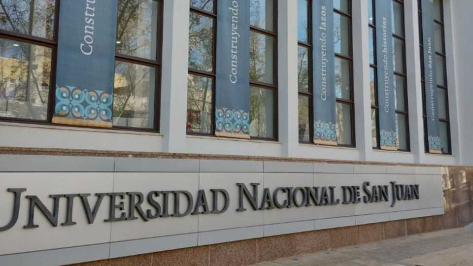 La UNSJ rechazó la acusación sobre el gasto millonario en colectivo para ir a un acto político