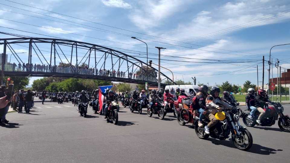 Bandera verde para unas 2000 motos que recorren turísticamente San Juan