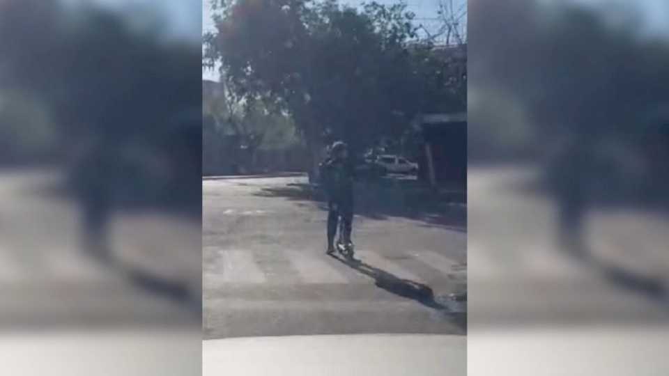 Video: revuelo por un niño en monopatín eléctrico, a alta velocidad y sin elementos de seguridad