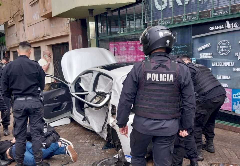 persecucion-policial-por-avellaneda-a-traves-del-viaducto-termino-con-auto-chocado-y-tres-detenidos