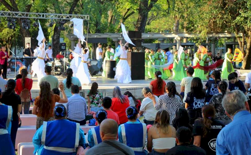 mes-de-las-iglesias:-mensaje-de-amor-al-izarse-la-bandera-de-jesus-en-la-plaza-25-de-mayo