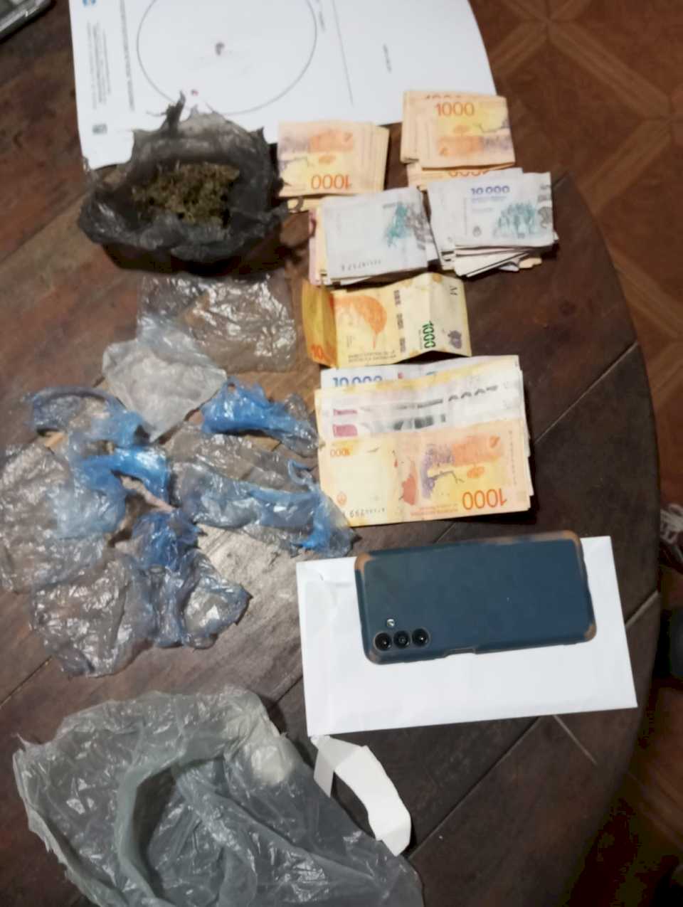 Detuvieron a dos sujetos, secuestraron droga, dinero y teléfonos celulares