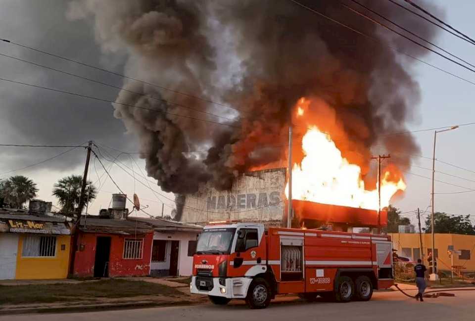 tentativa-de-femicidio:-un-hombre-incendio-su-vivienda-y-la-policia-lo-detuvo