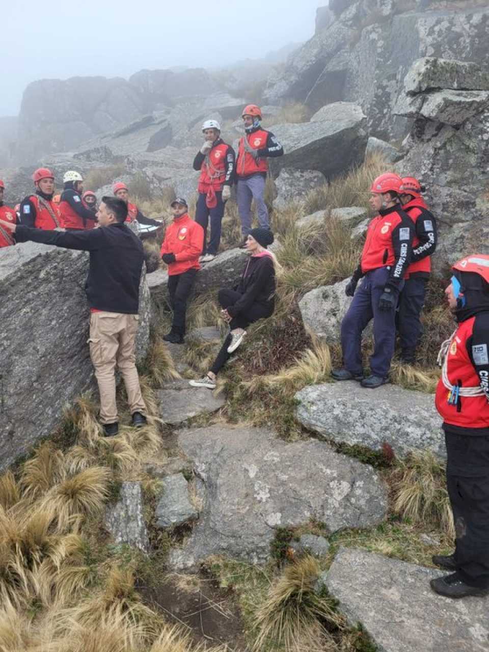 bomberos-rescataron-a-una-pareja-en-el-cerro-champaqui:-se-habian-desorientado-por-la-niebla