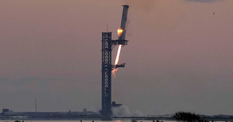 spacex-logro-recapturar-el-propulsor-de-su-megacohete-starship:-«un-dia-para-los-libros-de-historia-de-ingenieria»