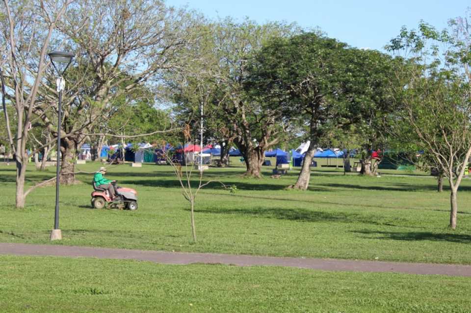 Nuevo operativo municipal de limpieza en el Parque de la Democracia y avenida Sarmiento