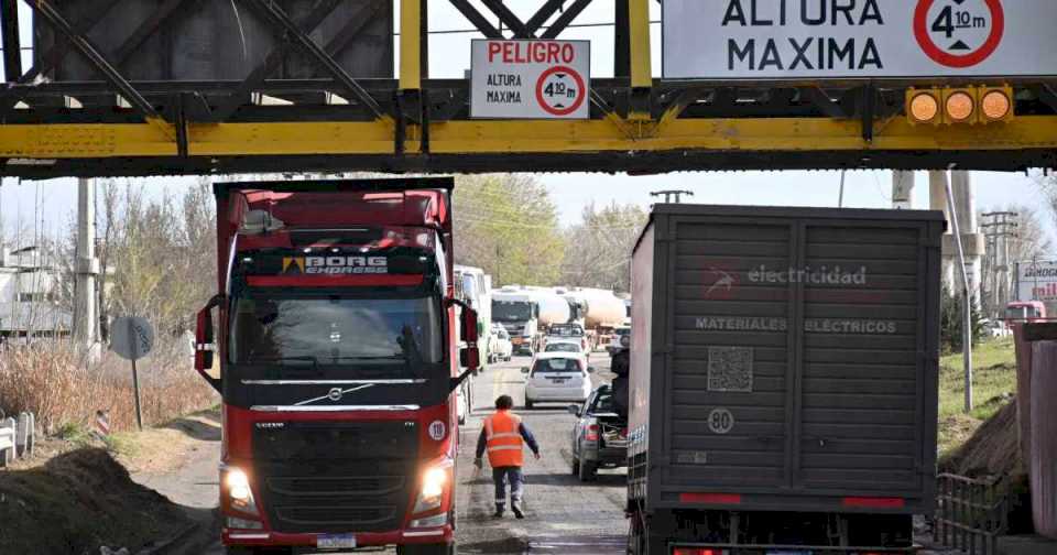 desde-este-lunes,-los-camiones-no-podran-ingresar-a-cipolletti:-cuales-son-los-pasos-autorizados