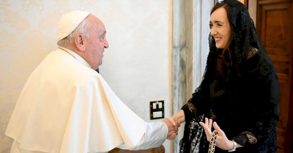 El Papa Francisco recibió a la vicepresidenta Victoria Villarruel: «Todavía vivo y usted, ¿sobrevive?»