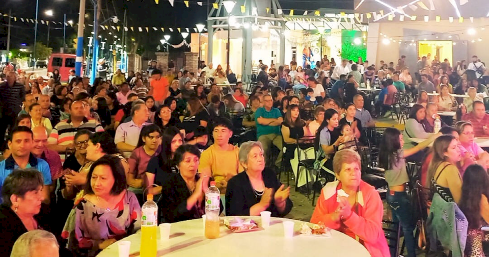 mas-de-3.000-empanadas,-musica-y-fe-en-la-fiesta-de-nuestra-senora-del-rosario-en-9-de-julio