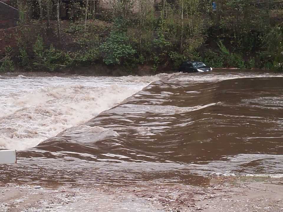 la-crecida-arrastro-un-auto-en-el-vado-del-rio-de-el-durazno