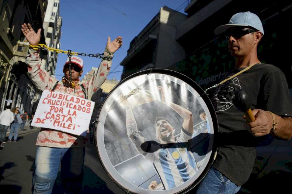 Piedras, papel y tijera en el camino: poner el pecho a la debacle