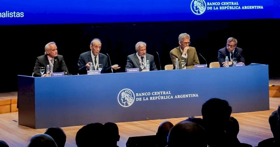 Dólar, cepo y atraso cambiario: qué piensan tres economistas de la City sobre el futuro del plan económico