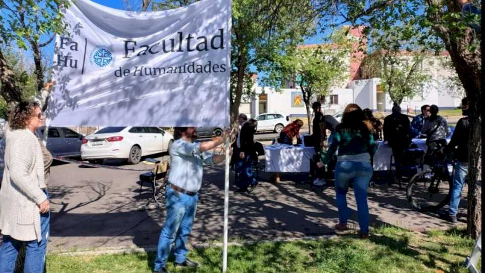 la-facultad-de-humanidades-de-la-unco-repudio-el-veto-a-la-ley-de-financiamiento-universitario-y-declaro-personas-no-gratas-a-los-legisladores-que-lo-apoyaron