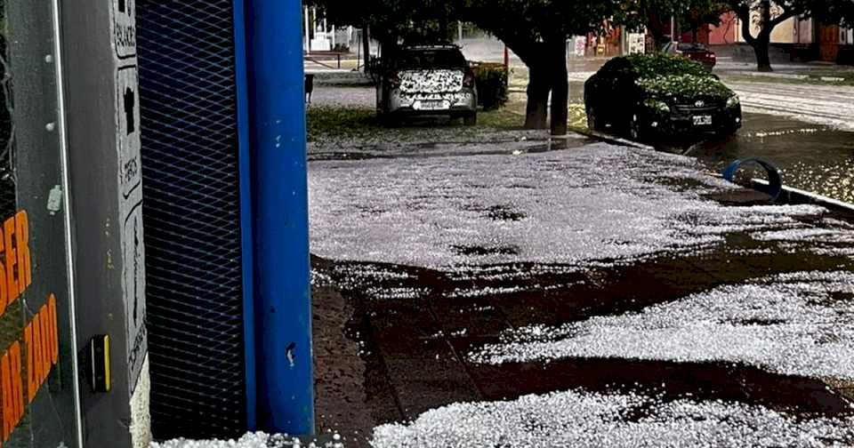 videos:-una-fuerte-tormenta-de-granizo-sorprendio-a-los-vecinos-de-san-carlos