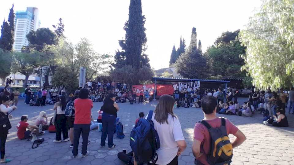 estudiantes-de-la-universidad-del-comahue-decidieron-tomar-el-rectorado-por-24-horas