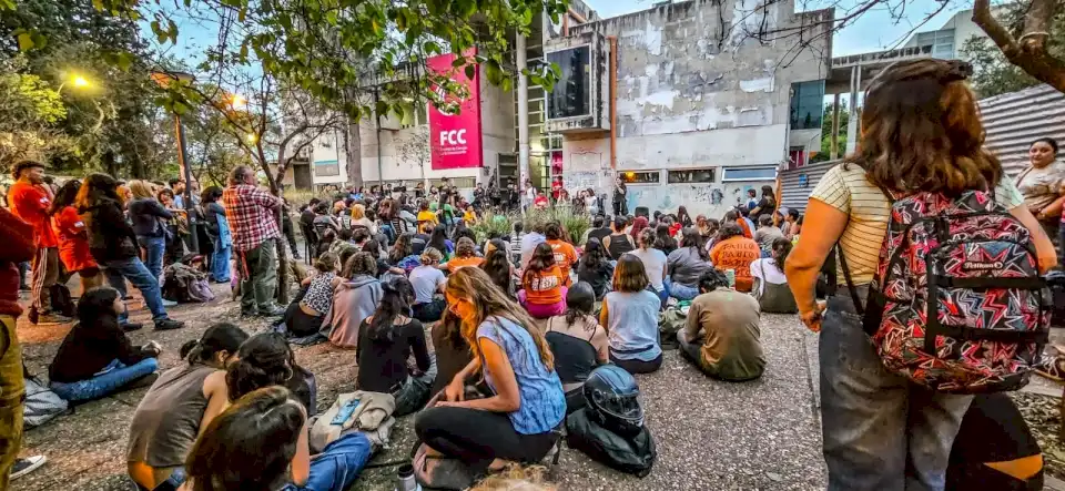 crece-el-reclamo-por-el-presupuesto-universitario:-estudiantes-de-la-unc-continuan-las-tomas-contra-el-veto-de-milei