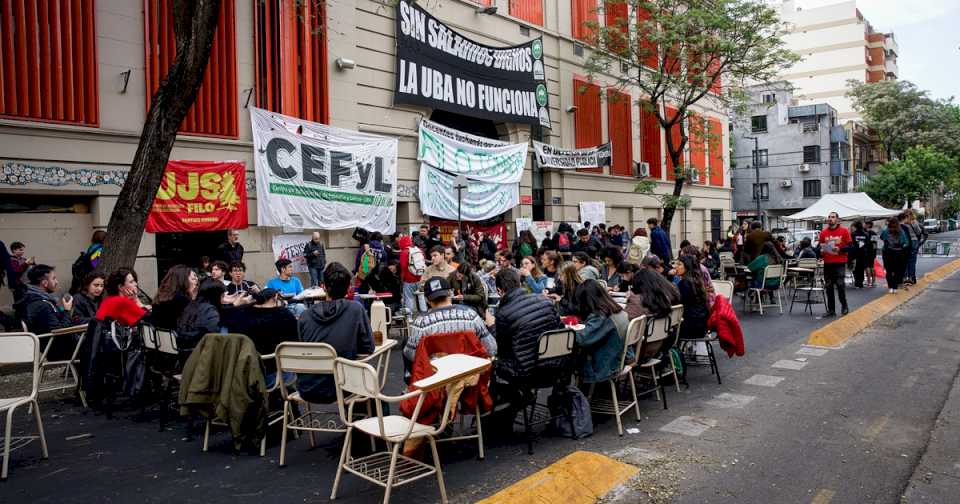 Las universidades siguen en lucha tras la ratificación del veto y las nuevas críticas de Milei: hay tomas en la UBA y en el interior del país