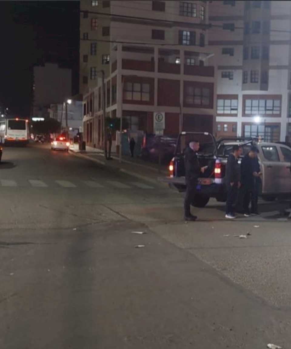 comodoro:-circulaba-en-moto,-choco-con-una-camioneta-y-termino en el hospital