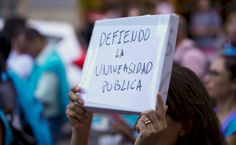 en-medio-de-las-tomas,-el-gobierno-firmo-un-dictamen-para-poder-auditar-a-las-universidades