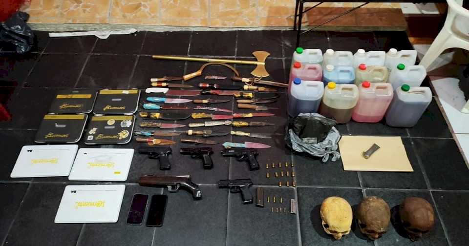 Sorpresa macabra en un allanamiento en Retiro: cráneos, armas, netbooks del Gobierno y un cantante de cumbia detenido