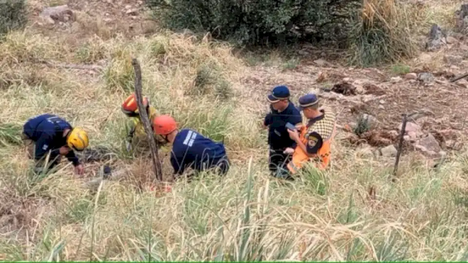 Un joven visitaba un mirador de las Altas Cumbres, cayó a un precipicio de 20 metros y se salvó de milagro