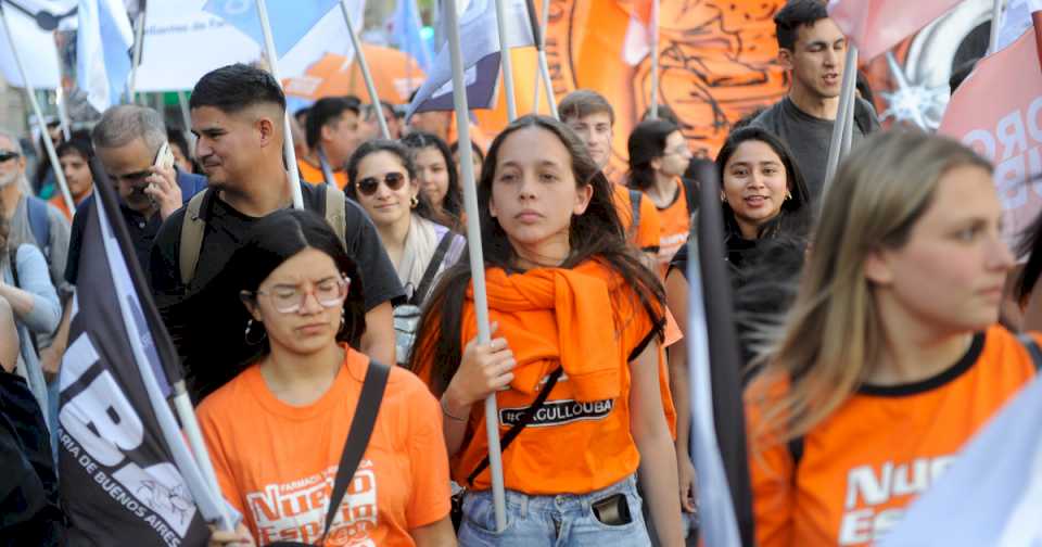 Velas, paros y clases públicas: el nuevo plan de gremios y estudiantes universitarios para protestar por el presupuesto