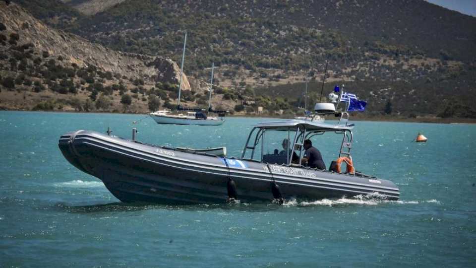 Mueren al menos cuatro migrantes tras naufragar junto a una isla griega