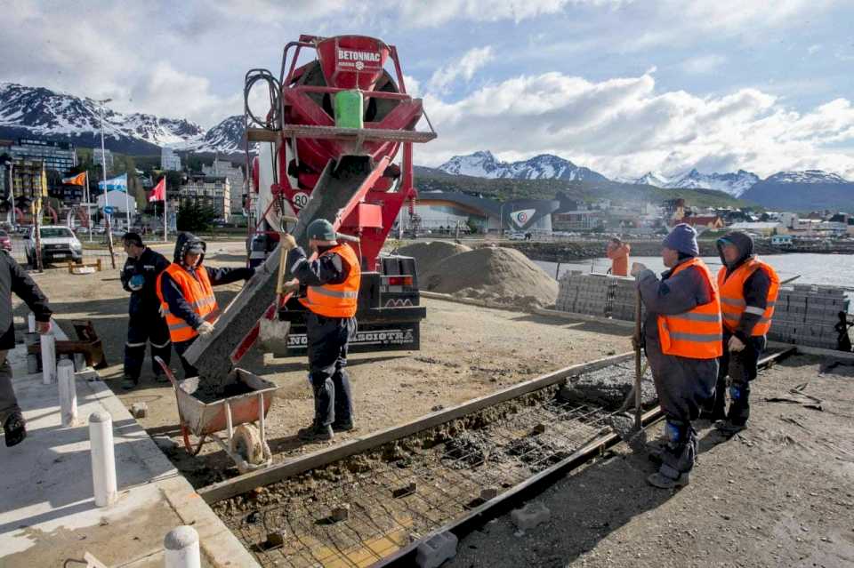 continuan-la-obra-de-la-pasarela-fique-con-el-hormigonado-de-cordones