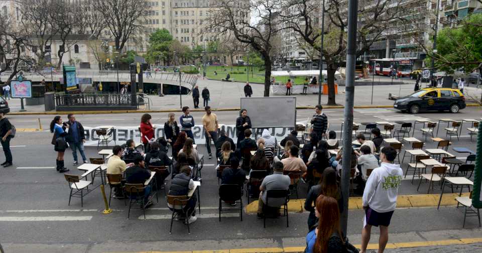 Protesta universitaria contra el veto de Milei: dónde serán los cortes de calles en Buenos Aires y a qué hora empieza la «marcha de las velas»