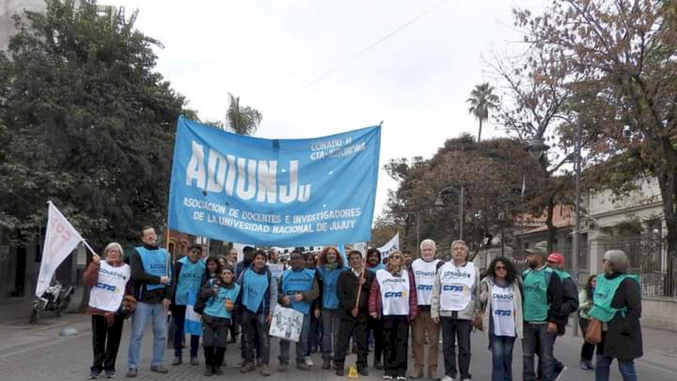 adiunju-instala-una-carpa-nacional-universitaria-y-hara-paro-activo