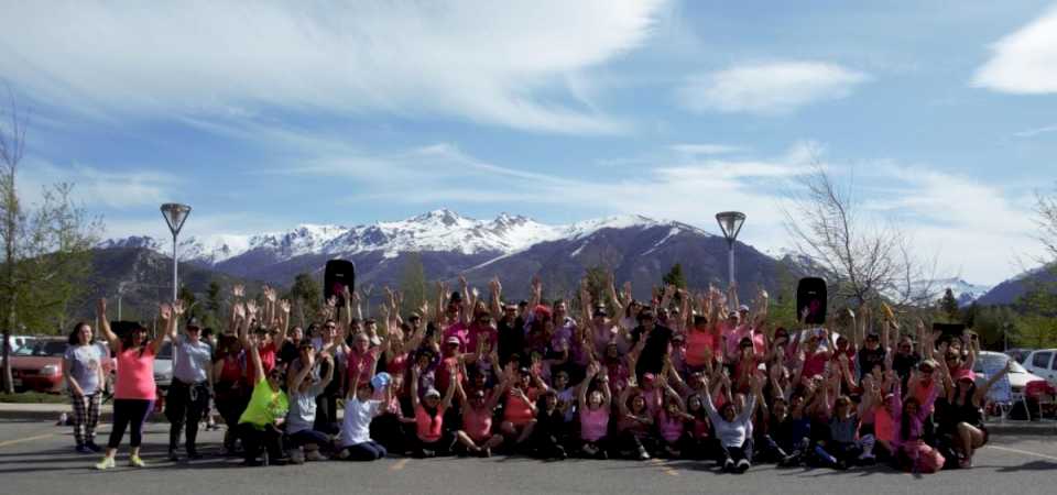 clase-gratuita-de-zumba-en-intecnus-por-el-cancer-de-mama