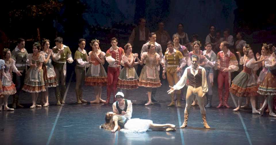 giselle,-en-el-teatro-colon:-una-obra-considerada-eterna,-con-una-puesta-excelente-y-delicioso-elenco-argentino