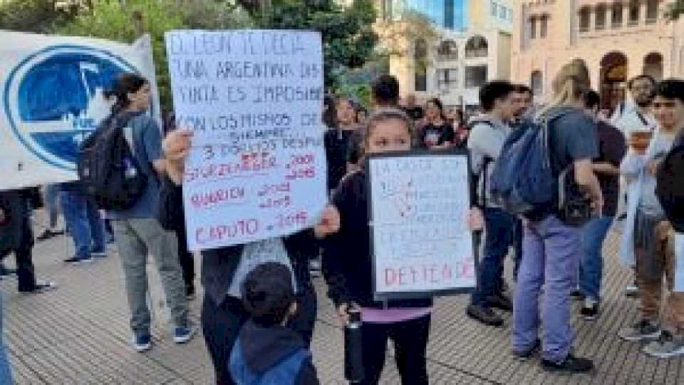 protestas-universitarias-a-nivel-nacional:-habra-cortes-de-calles-y-marcha-de-las-velas-por-veto-de-milei