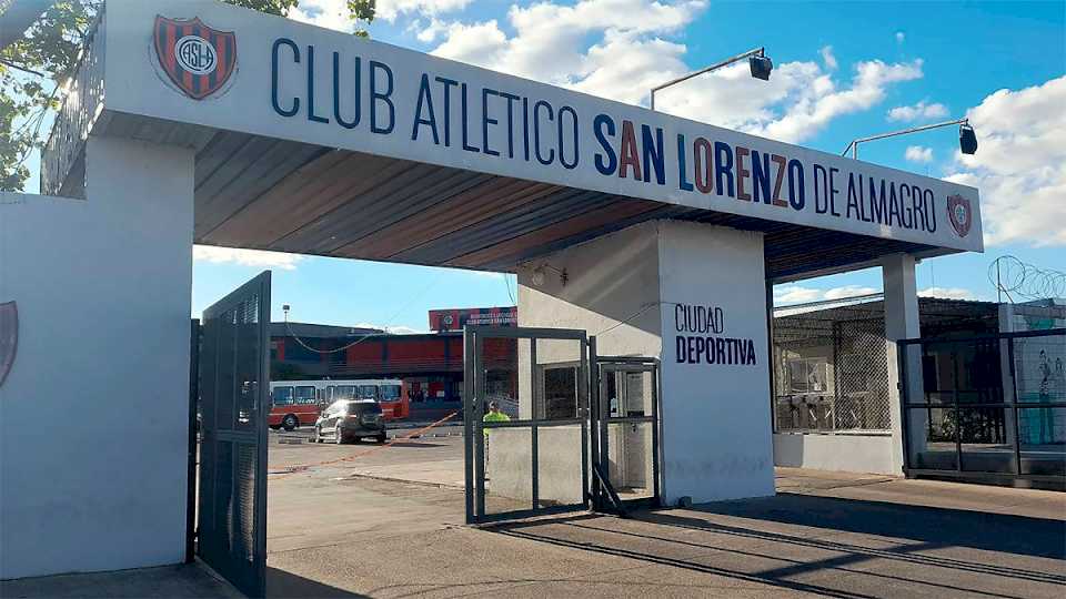 Tensa mañana en San Lorenzo: la barra visitó al plantel en plena crisis