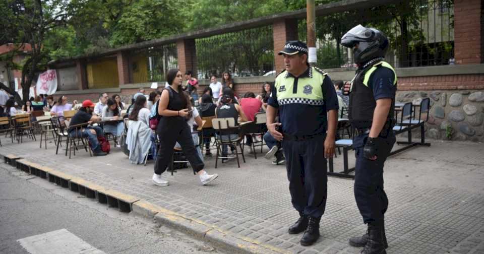 la-policia-de-tucuman-intervino-en-medio-de-la-protesta-universitaria,-aplico-el-protocolo-de-bullrich-y-desalojo-la-clase-abierta-en-la-calle:-«la-avenida-se-libera-o-se-libera»