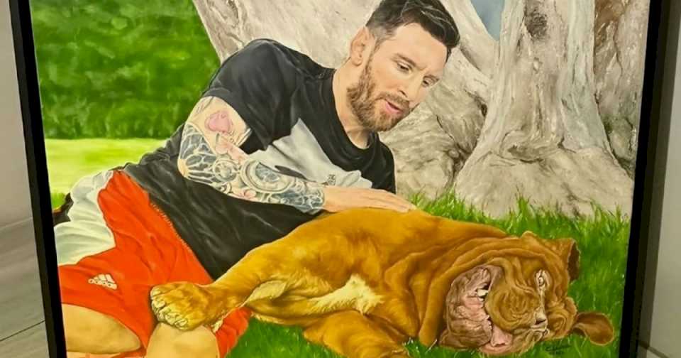 ¡lionel-messi-recibio-un-increible-regalo!-el-retrato-a-mano-de-el-junto-a-su-gigante-perro-en-un-cuadro 